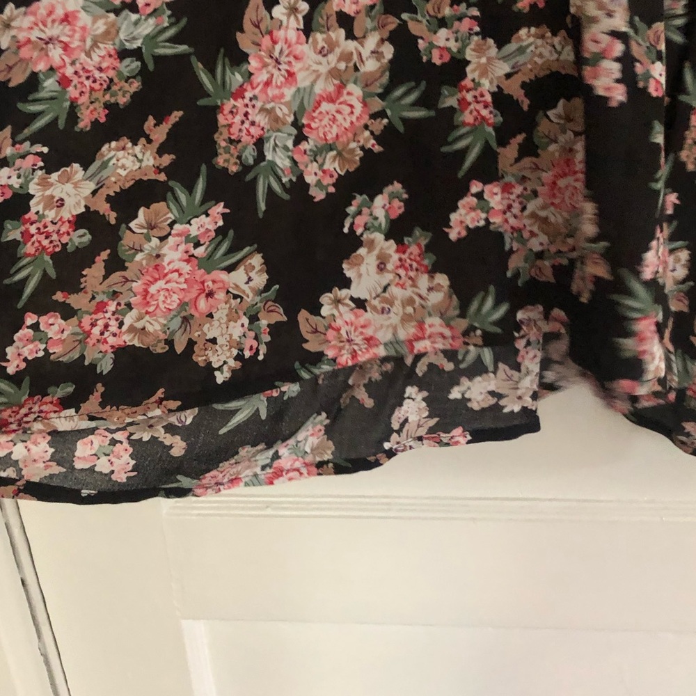 Lucy & Laurel 3/4 Sleeve V-Neck Floral Blouse - Picture 2 of 5